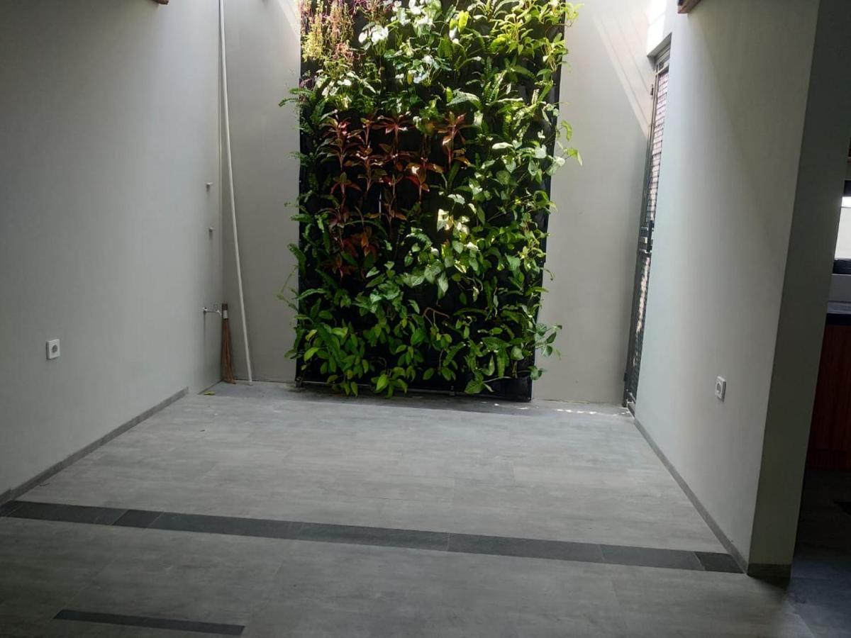 Reddoorz Plus Near Radio Dalam 3 Джакарта Экстерьер фото