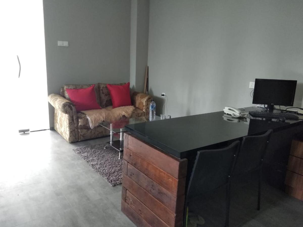 Reddoorz Plus Near Radio Dalam 3 Джакарта Экстерьер фото