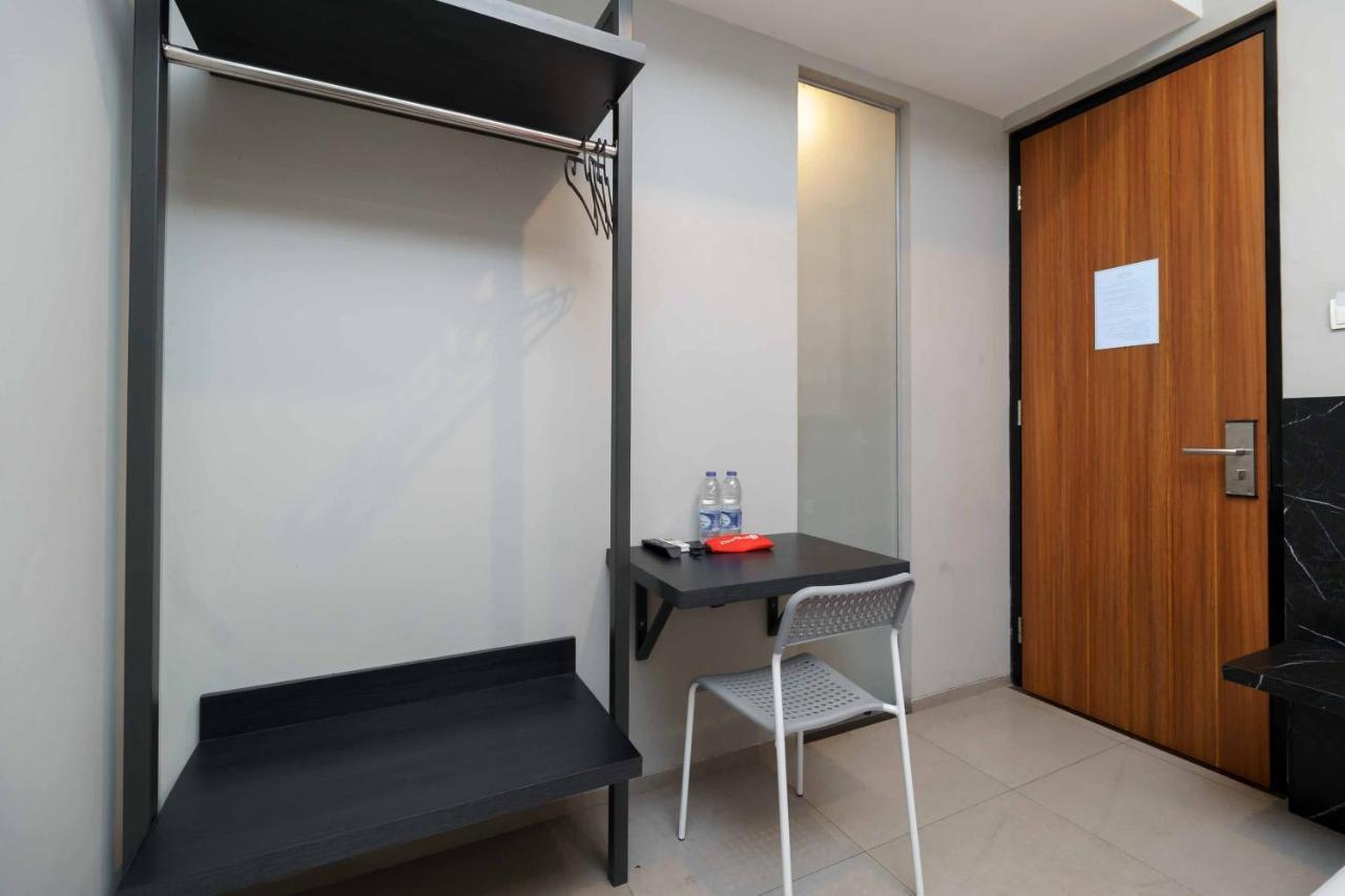 Reddoorz Plus Near Radio Dalam 3 Джакарта Экстерьер фото