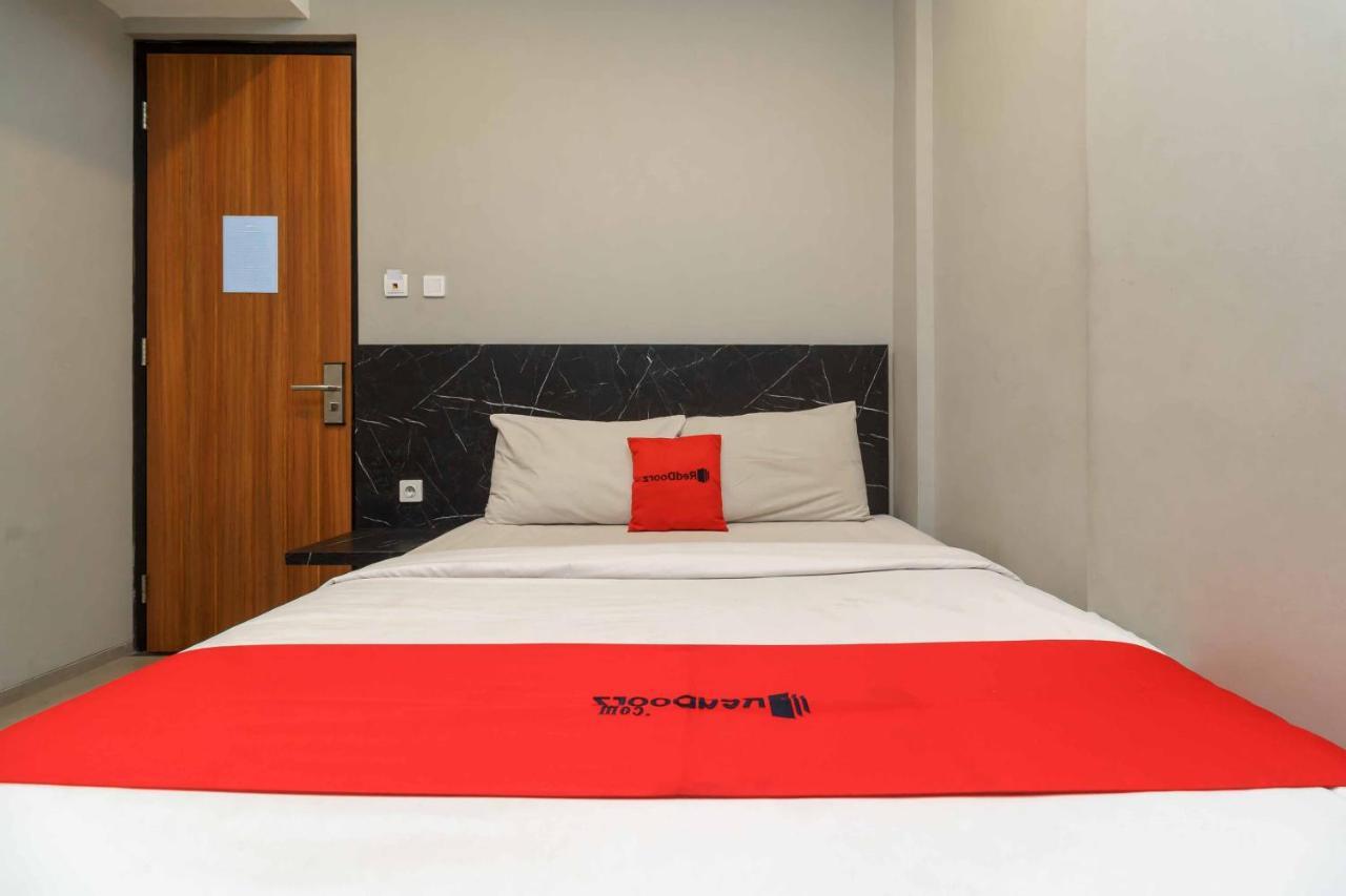 Reddoorz Plus Near Radio Dalam 3 Джакарта Экстерьер фото