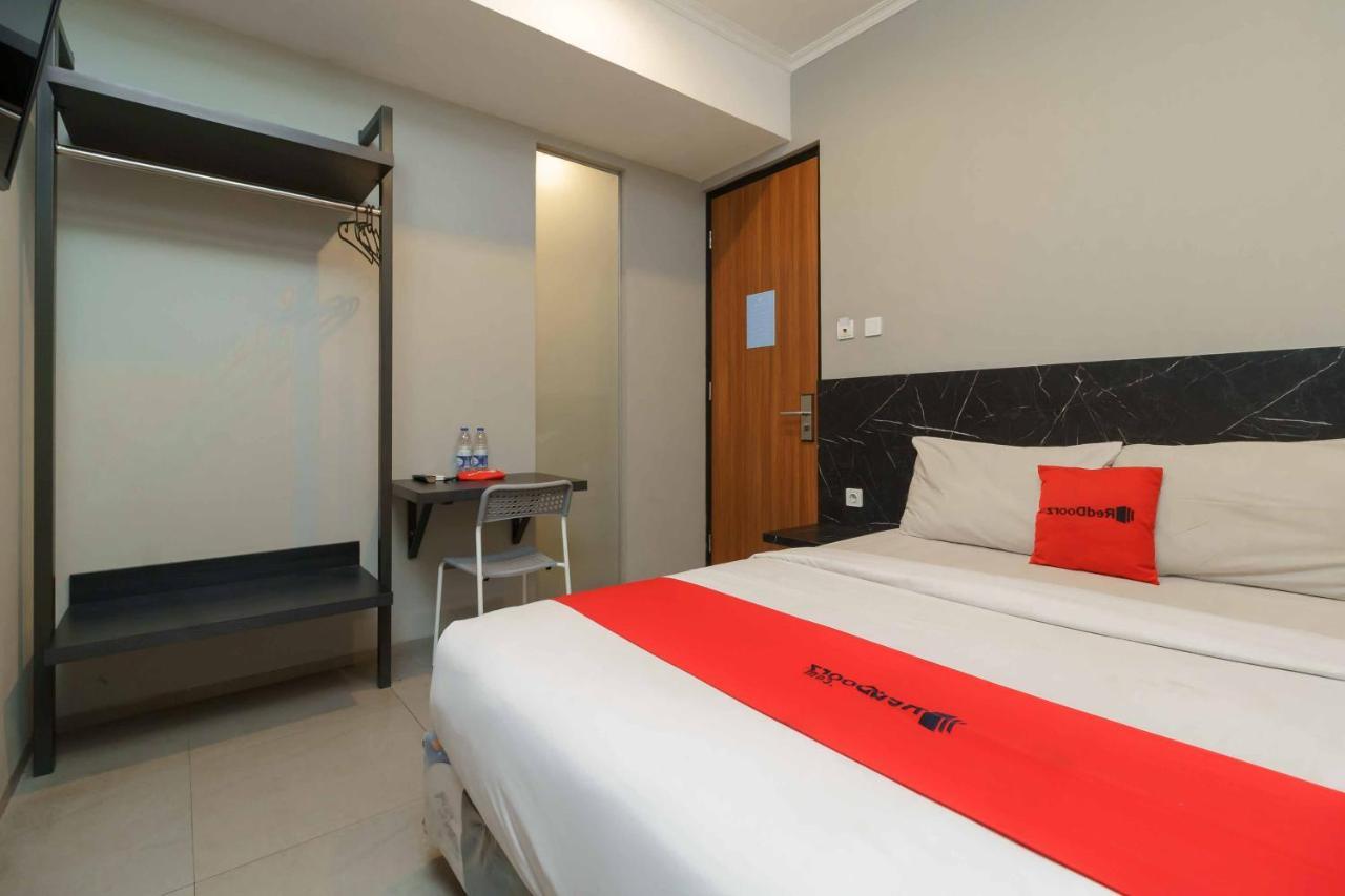 Reddoorz Plus Near Radio Dalam 3 Джакарта Экстерьер фото